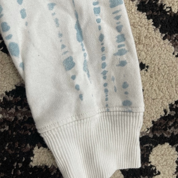 It’s all bueno white crew next shirt with pattern - Picture 4 of 6